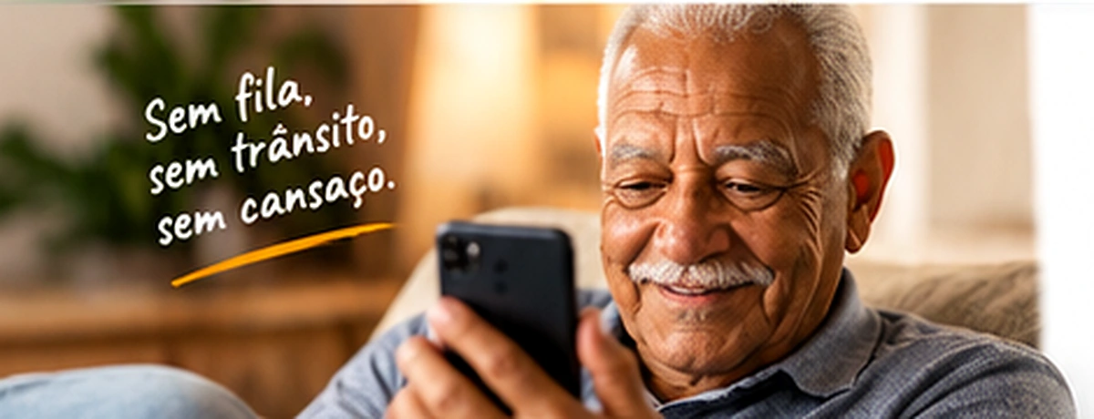 Pessoa usando o celular no conforto de casa